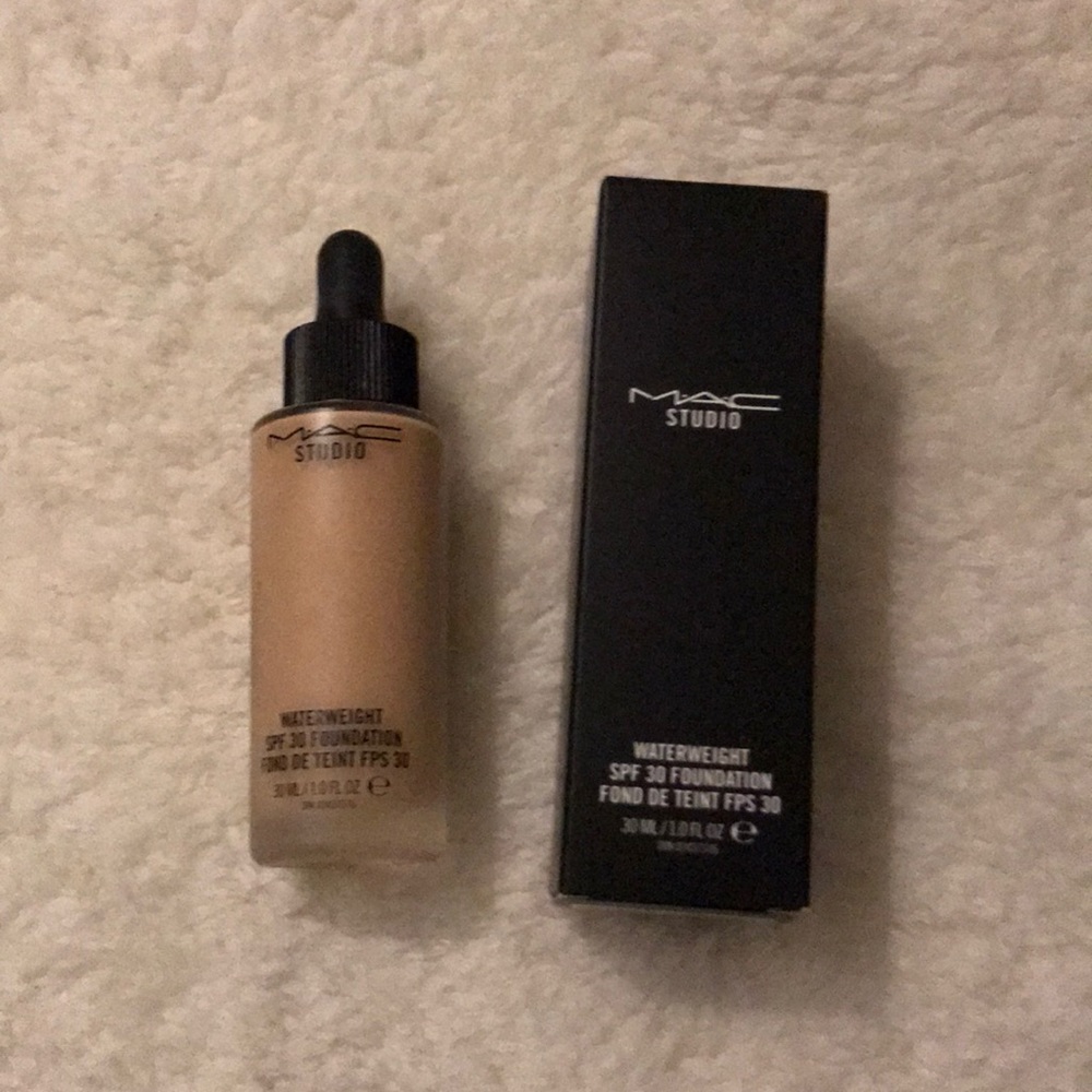 MAC Studio Waterweight SPF 30 Foundation NC20